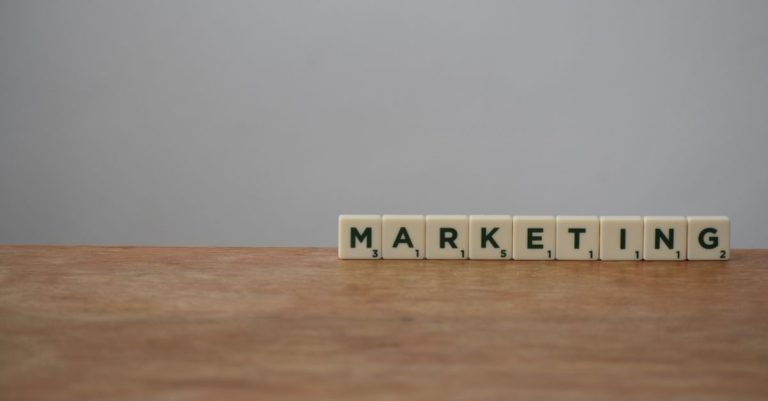 découvrez les différences clés entre la communication et le marketing, deux disciplines complémentaires pour réussir votre stratégie d'entreprise.