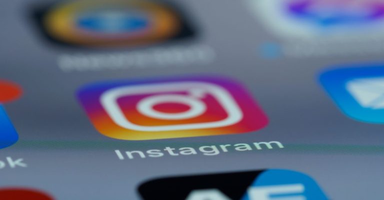 découvrez comment créer et utiliser les sondages instagram pour engager votre audience et recueillir leurs avis facilement.